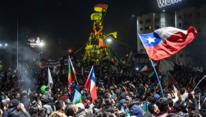 Manifestantes celebran los resultados oficiales del referéndum en la plaza Italia, en Santiago de Chile. AFP