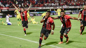 Carlos Mosquera en el último suspiro del encuentro marcó el 3-2 para sentenciar la victoria motilona. Archivo / La Opinión