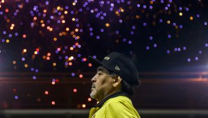 Operado de las rodillas y con bastón, Diego Maradona asumió en 2019 en su país la conducción de un alicaído Gimnasia y Esgrima La Plata.
AFP