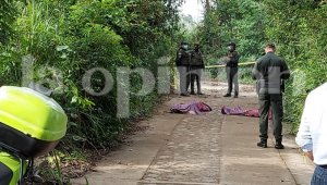 Las autoridades desarrollan la inspección de los cuerpos y buscan pistas en la escena del doble homicidio que lleven a esclarecer este hecho. Cristian Herrera