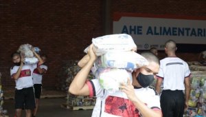 Entrega de ayudas humanitarias en medio de la pandemia del coronavirus. Archivo / La Opinión