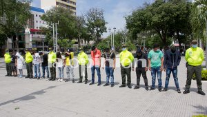 Los capturados tendrán que responder por concierto para delinquir, tentativa de homicidio, hurto; tráfico, fabricación o porte de estupefacientes y porte ilegal de armas. Tienen conexidad con cuatro procesos penales (uno por tentativa de homicidio y tres por hurto calificado y agravado). Alfredo Estévez/La Opinión