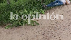 El cadáver quedó tendido en una vía polvorienta. Cortesía