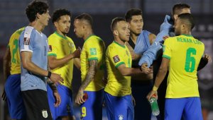 La derrota en el estadio Centenario de Montevideo extendió la sequía de triunfos celestes ante la Seleção. AFP