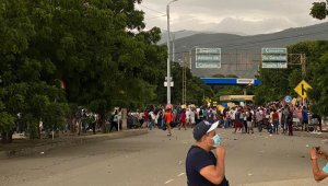 Venezolanos están apostados en la entrada al puente internacional Simón Bolívar. Cortesía