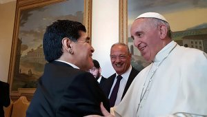 En el 2015, Diego Maradona visitó el Vaticano para reunirse con Francisco. AFP
