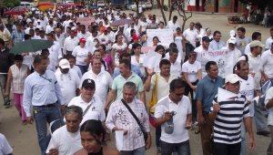 La ciudadanía ha marchado en varias oportunidades reclamando sus derechos a ser marginados de la guerra.  Archivo La Opinión