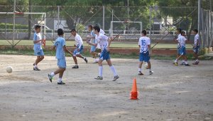 La escuela tiene becados a niños y niñas de las zonas más vulnerables de la ciudad.  Juan Pablo Cohen / La Opinión