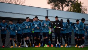 Los jugadores del FC Porto en un entrenamiento, en el campo de entrenamiento del club de Olival, en Vila Nova de Gaia, este lunes. Al Porto de los colombianos Luis Díaz y Mateus Uribe le hace falta un punto para clasificar.
AFP