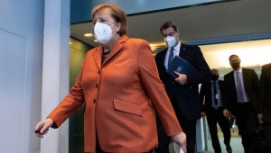 (De izquierda a derecha) La canciller alemana Angela Merkel, el primer ministro de Baviera, Markus Soeder, y el alcalde de Berlín, Michael Mueller, en una conferencia de prensa sobre las restricciones del coronavirus. AFP