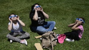 Poco después del mediodía, cayó la noche durante dos minutos en los países del sur.  AFP