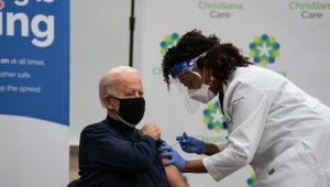 La vacuna le fue aplicada en un hospital de Newark. AFP