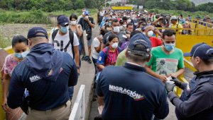 Más de 134.000 venezolanos retornaron a su país desde el inicio de la pandemia en marzo de 2020. Archivo La Opinión