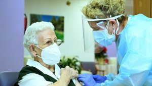 Araceli Hidalgo, de 96 años, residente del ancianato Los Olmos, recibe una dosis de la vacuna Pfizer-BioNTech contra la COVID-19, este domingo en Guadalajara, España. AFP
