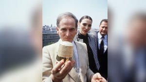 Esta foto tomada el 29 de julio de 1982 muestra al diseñador francés Pierre Cardin posando después de recibir el 'Dedal de Oro', un premio de moda en París.  AFP