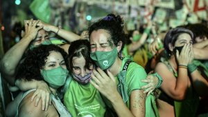 Activistas pro-aborto celebran después de que el Senado aprobó un proyecto de ley para legalizar el aborto fuera del Congreso en Buenos Aires. AFP