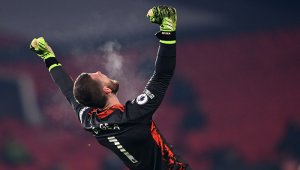 Dieciocho jugadores y miembros de los equipos técnicos han dado positivo en test PCR, según se conoció el martes.  AFP
