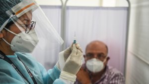 Una trabajadora de la salud prepara una jeringa para inocular a un voluntario con la vacuna contra COVID-19 producida por la farmacéutica china Sinopharm durante su ensayo en el Centro de Estudios Clínicos de la Universidad Cayetano Heredia en Lima, Perú. AFP