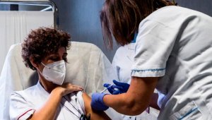 Cada dosis es de 0,3 ml, administradas intramuscularmente y separadas entre sí por 21 días en población de 16 años en adelante. Colprensa