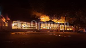 El cuerpo de bomberos llegó al lugar para atender la emergencia. La Opinión