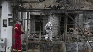 Las primeras hipótesis indican que efectivamente el incendio inició en el porche de una vivienda y se extendió a las casas de los dos lados. Juan Pablo Cohen / La Opinión