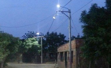 Desde principios del año, Manuela Beltrán y Las Delicias gozan de iluminación led en sus calles. Foto Alfredo Estévez / La Opinión