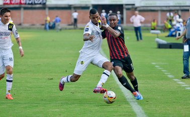 En un partido que no tuvo ninguna emoción, y que brilló por la ausencia de espectadores, el Cúcuta Deportivo y el Alianza Petrolera empataron sin goles por la undécima fecha de la Liga Águila, en la foto el delantero Jhonatan Palacios del Cúcuta pelea una pelota con el defensa petrolero Deivy Balanta. (Foto Juan Pablo Bayona / La Opinión)