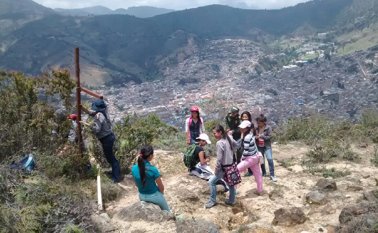 Los guardianes del patrimonio arreglaron las 14 estaciones que van al Cerro de las Tres Cruces. Foto Roberto Ospino/ La Opinión