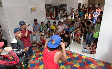 Los participantes de rumbos de paz ofrecieron una muestra artística en el comedor de Manuela Beltrán. Foto Juan Pablo Cohen / La Opinión