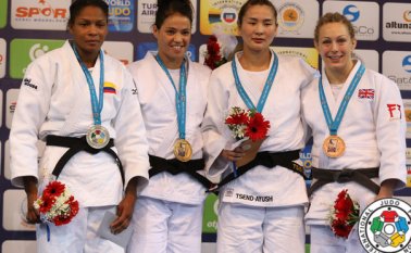 La yudoca Yuri Alvear (primera a la izquierda) luego de ganar la medalla de plata.
(Foto Colprensa)