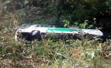 El bus rodó 20 metros al salirse de la vía. (Foto cortesía / La Opinión)