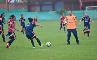 El técnico Felipe Fabián Taborda en una de las sesiones de práctica en el estadio Gran Colombiano de Villa del Rosario destacó el trabajo de su equipo. (Foto Juan Pablo Bayona / La Opinión)
