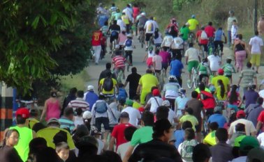 Al recorrido en bicicleta se vinculan las familias ocañeras que afianzan sus relaciones por medio del deporte. Javier Sarabia / La Opinión