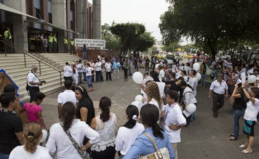 Plantones frente al palacio de Justicia fueron algunas de las acciones que adelantaron familiares de los extraditables. Foto Juan Pablo Cohen / La Opinión