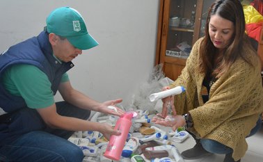 La inspectora de Policía, Laura Rodríguez, muestra los productos adulterados que se venden en el espacio público.
 Foto Roberto Ospino / La Opinión