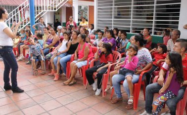 Los niños del colegio Santos Apóstoles recibieron atención nutricional y alimentaria. Foto cortesía
