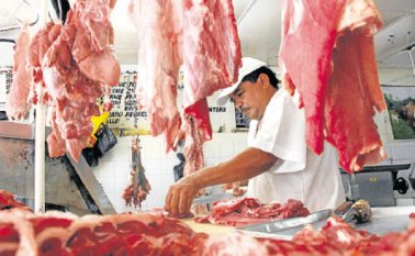 El presidente de la asociación de ganaderos, Luis Hernández Guanipa, indicó que se privilegia la importación de carne. Foto Eilyn Cardozo / La Opinión