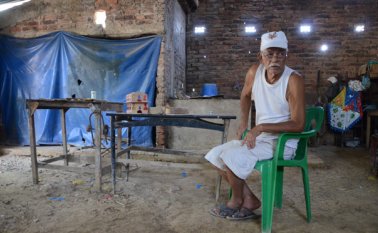 Rodolfo Garnica convirtió el antiguo Club Deportivo y Reacreativo La Laguna en un rústico salón de la tercera edad. Foto Rodrigo Sandoval / La Opinión