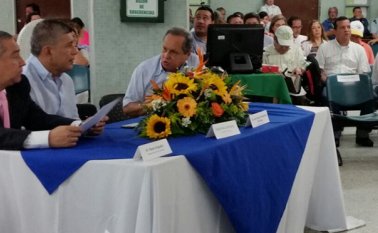 Juan Agustín Ramírez, gerente del hospital (izq.), con el gobernador, Édgar Díaz.