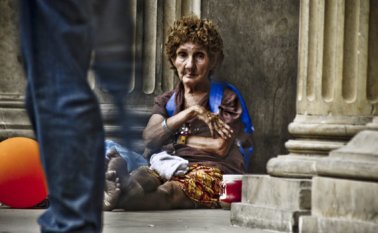 En diciembre del 2014 la fundación realizó una jornada similar en el parque Lineal. Los beneficiados recibieron ropa, valoración médica, medicamentos, y comida. Foto Juan Pablo Bayona / La Opinión