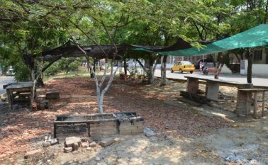 El separador de la avenida 1 de los almendros y la victoria está siendo invadido por vendedores de comida, y es utilizado como parqueadero y escombrera. Foto Rodrigo Sandoval / La Opinión