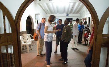 Durante una visita al Centro de Migraciones de Cúcuta en febrero, la canciller María Ángela Holguín habló con algunos deportados. (Foto archivo/ La Opinión)
