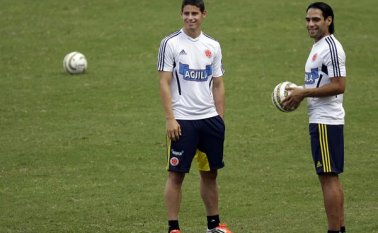 James Rodríguez, jugador del Real Madrid, junto a Radamel Falcao del Manchester United Foto Colprensa