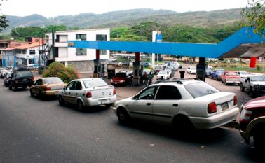 En San Cristobal, al menos un tercio de las estaciones de servicio se quedó sin combustible durante el fin de semana y aún este lunes buena parte de ella seguía sin poder atender a su clientela. (Foto Eilyn Cardozo / La Opinión)