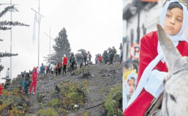 Decenas de creyentes hicieron el tradicional viacrucis al Cerro de las Tres Cruces.  (Foto Roberto Ospino / La Opinión)