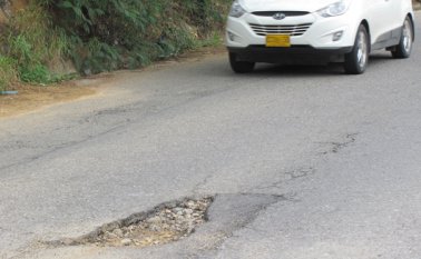 El tramo de carretera que va de la glorieta García Herreros hasta el puente Carlos Ramírez París presenta huecos de gran tamaño en su pavimento. (Foto Orlando Carvajal | La opinión)
