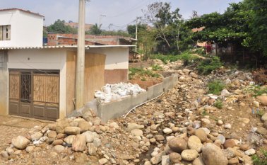 El canal de aguas lluvias que nace en la urbanización Betel desemboca en el asentamiento La Esmeralda arrasando con piedras y barro. (Foto Edinsson Figueroa | La Opinión)