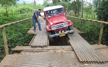 Los conductores tienen que adecuar los pasos sobre los pontones que están adecuados en diferentes puntos, arriesgando sus vidas y ocasionando daños a sus vehículos. (Foto Reinaldo Cañizares | Corresponsal en Tibú)