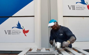 Obreros preparaban el lugar de la cumbre que se desarrollará este jueves y viernes. (Foto AFP)
