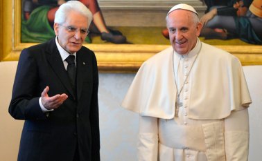 Francisco se reúne con el presidente de Italia Sergio Mattarella durante una audiencia privada en El Vaticano. (Foto AFP)